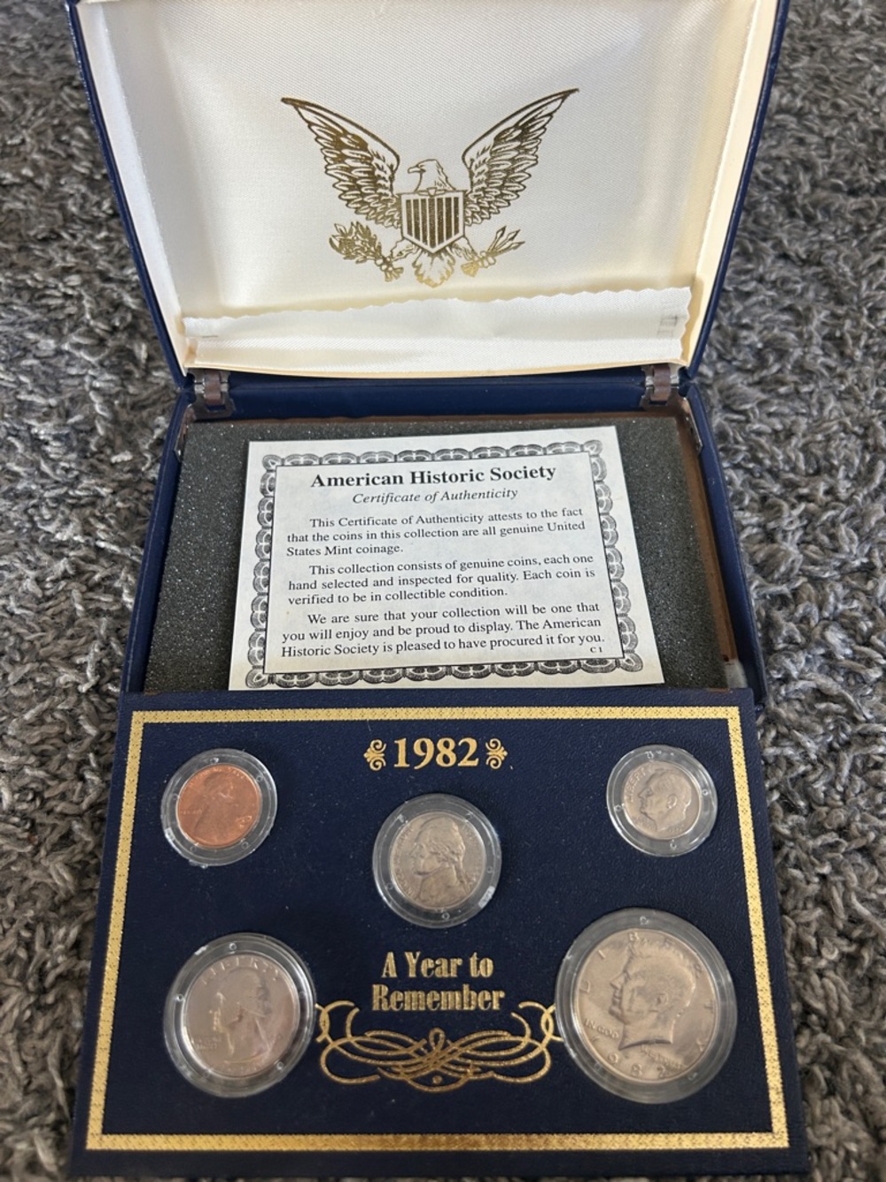 1982 Commemorative U.S. Coin Set - Blue Display Case - Picture 4 of 9